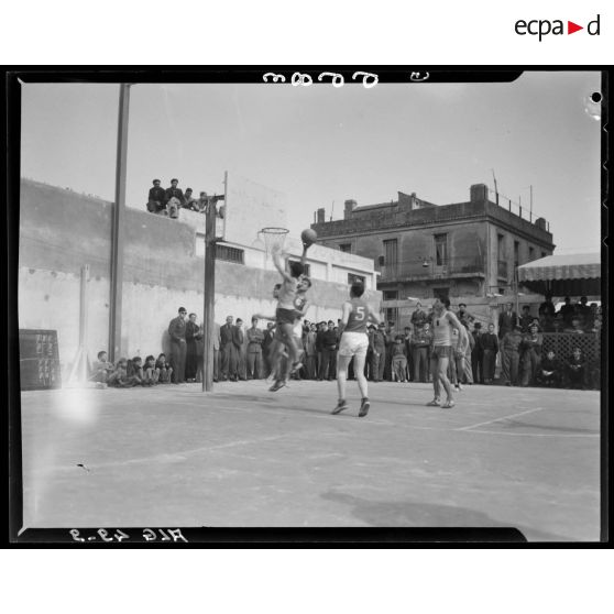 Match de basket-ball lors des championnats militaires interarmes d'Alger.