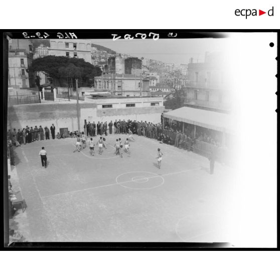 Vue en plongée d'un match de basket-ball lors des championnats militaires interarmes d'Alger.