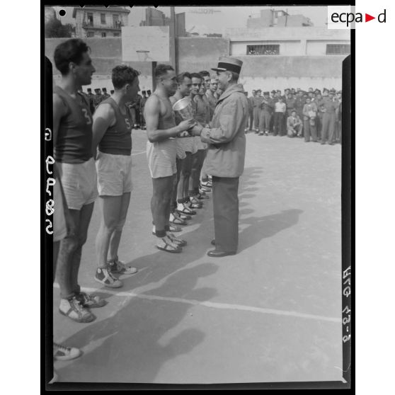 Remise de la coupe à l'équipe gagnante de basket-ball lors des championnats militaires interarmes d'Alger.