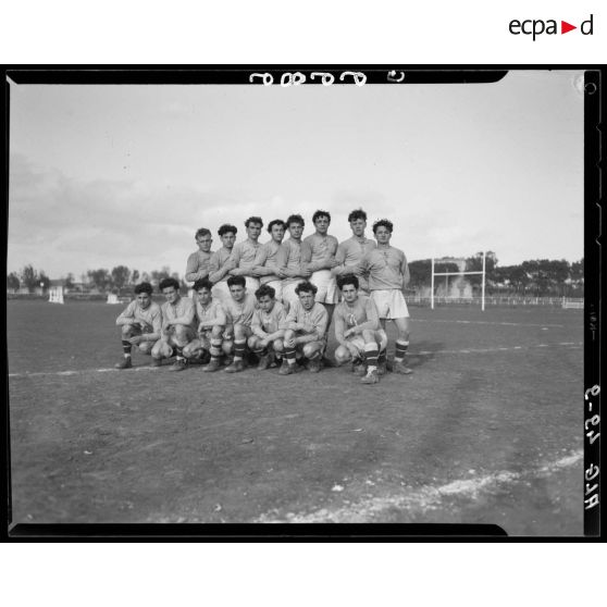 Une équipe de rugby pose sur le stade lors des championnats militaires interarmes d'Alger.