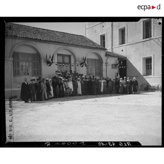 La foule qui accueille le nouveau commandant de la division d'Alger, lors de la cérémonie de passation de commandement.