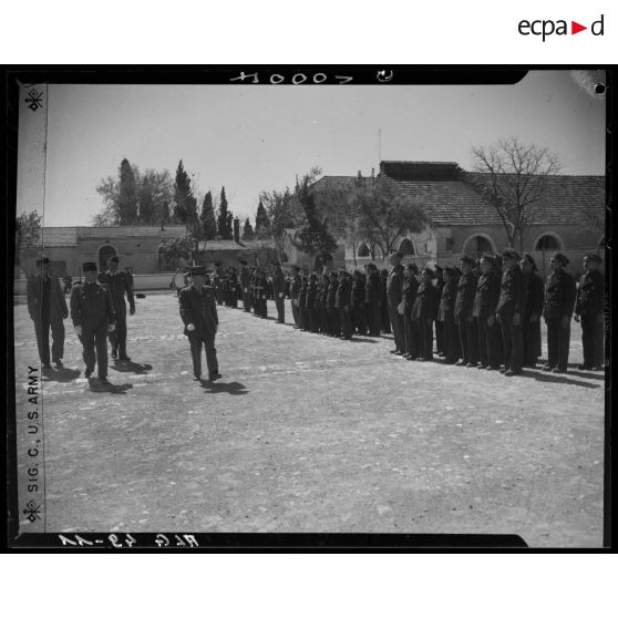 Une autorité militaire passe en revue les élèves de l'Ecole militaire préparatoire nord-africaine (EMPNA) de Miliana.