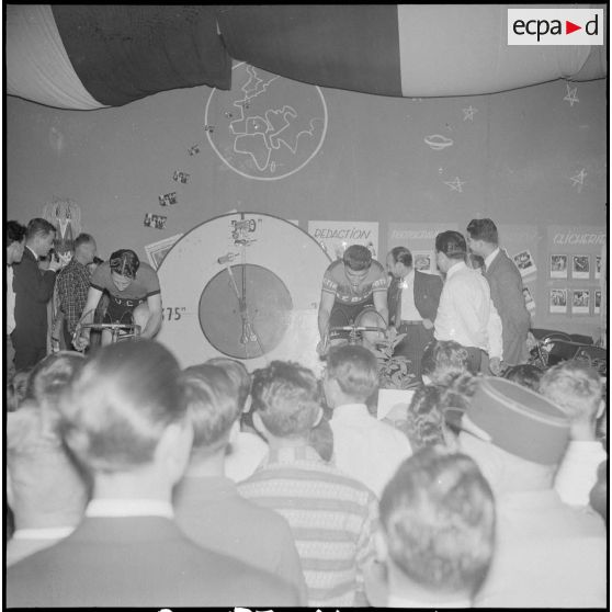 Démonstration de Roger Darrigade (champion cycliste) au salon de l'enfance à Alger. [Description en cours]