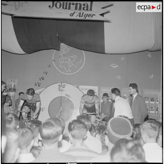 Démonstration de Roger Darrigade (champion cycliste) au salon de l'enfance à Alger. [Description en cours]