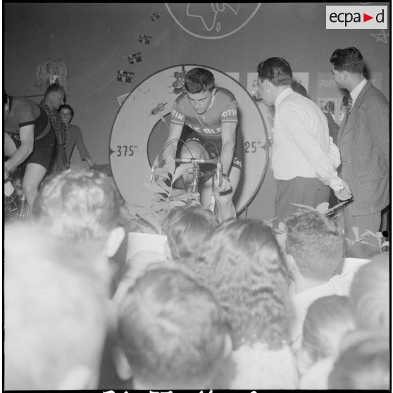 Démonstration de Roger Darrigade (champion cycliste) au salon de l'enfance à Alger. [Description en cours]