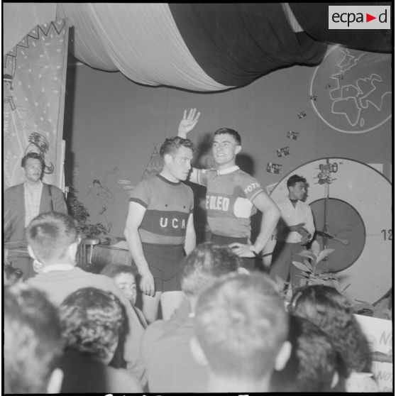 Démonstration de Roger Darrigade (champion cycliste) au salon de l'enfance à Alger. [Description en cours]