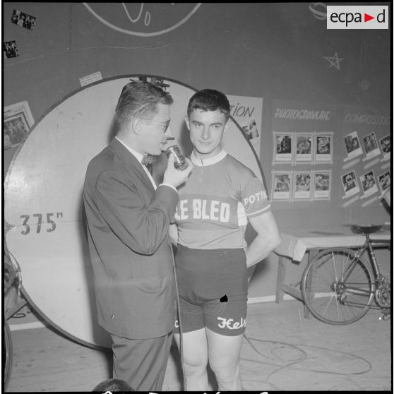 Démonstration de Roger Darrigade (champion cycliste) au salon de l'enfance à Alger. [Description en cours]