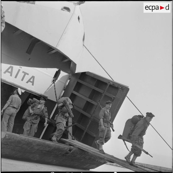 Vie quotidienne de fusiliers marins. [Description en cours]