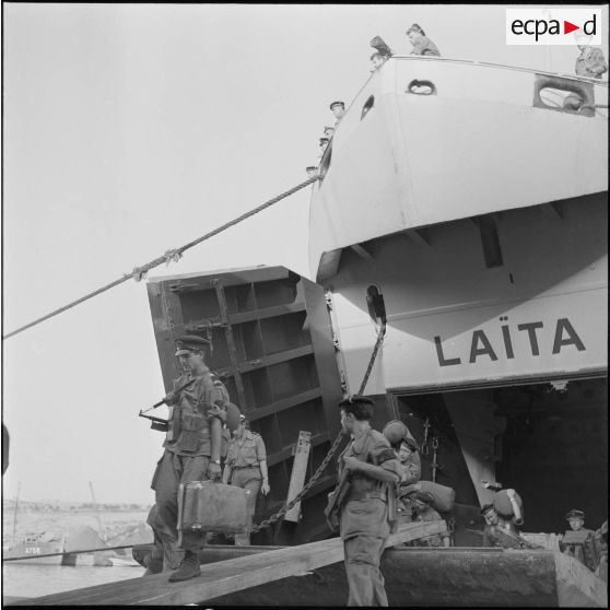 Vie quotidienne de fusiliers marins. [Description en cours]