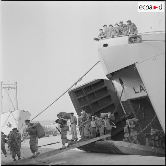Vie quotidienne de fusiliers marins. [Description en cours]