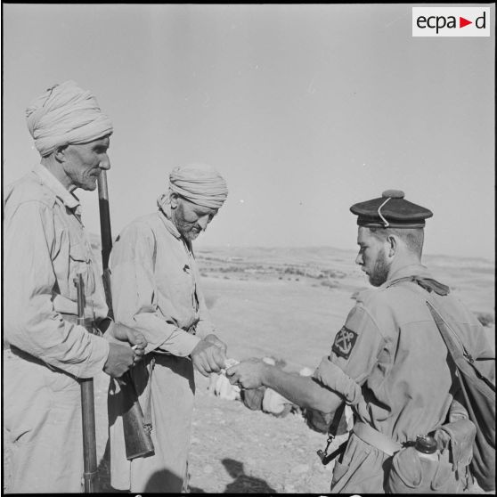 Vie quotidienne de fusiliers marins. [Description en cours]