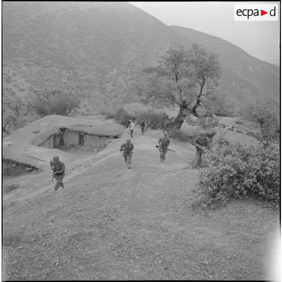 Les artilleurs de la 11e batterie du 3/65e RA de Tarchat. [Description en cours]