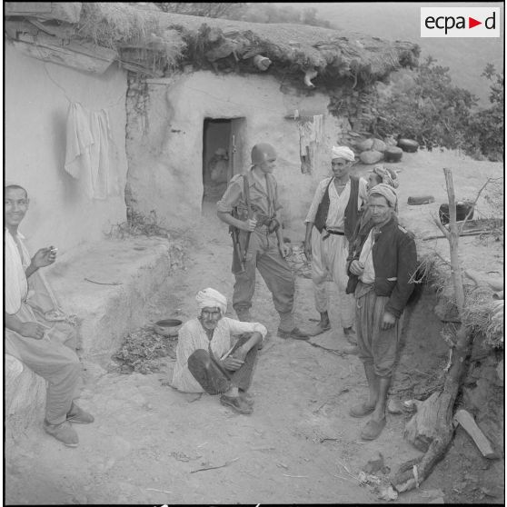 Les artilleurs de la 11e batterie du 3/65e RA de Tarchat. [Description en cours]