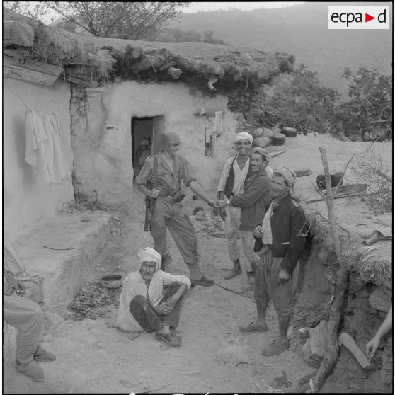 Les artilleurs de la 11e batterie du 3/65e RA de Tarchat. [Description en cours]