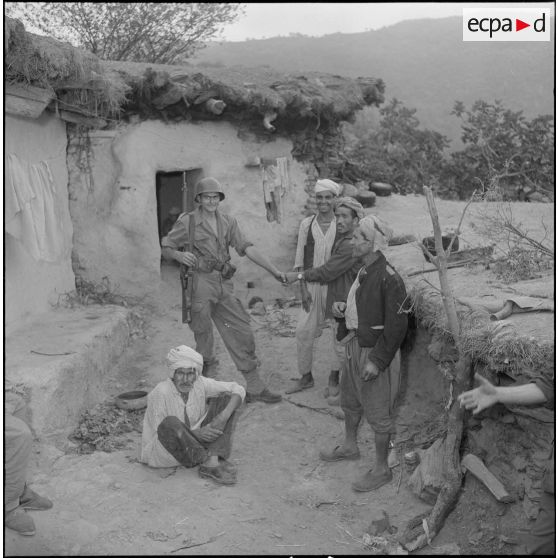 Les artilleurs de la 11e batterie du 3/65e RA de Tarchat. [Description en cours]