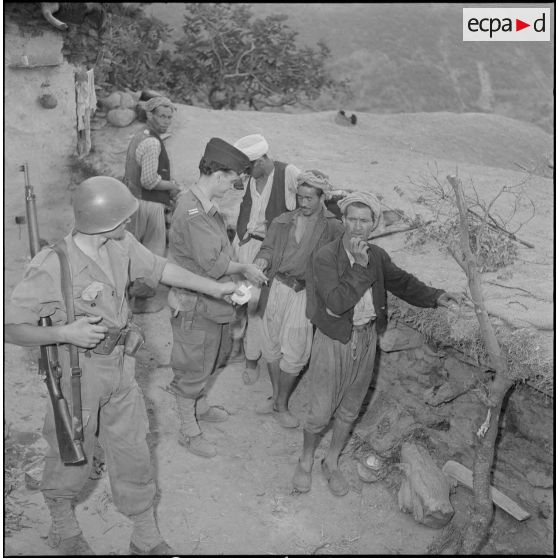 Les artilleurs de la 11e batterie du 3/65e RA de Tarchat. [Description en cours]