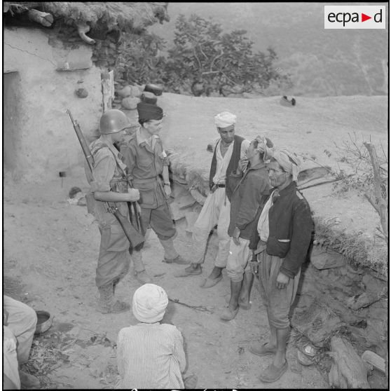 Les artilleurs de la 11e batterie du 3/65e RA de Tarchat. [Description en cours]
