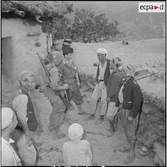 Les artilleurs de la 11e batterie du 3/65e RA de Tarchat. [Description en cours]