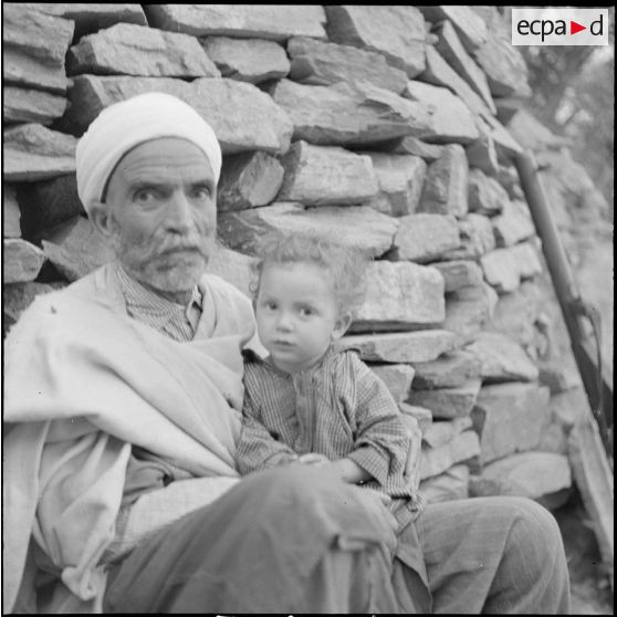 Le 13e RTS et le 91e RI stationnés près du fort national de Tigzirt. [Description en cours]