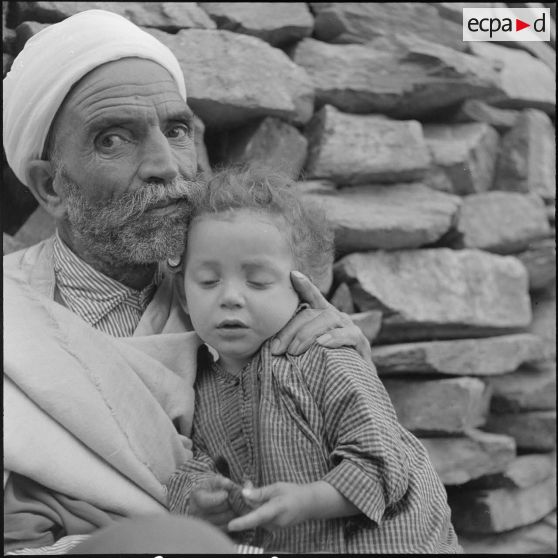 Le 13e RTS et le 91e RI stationnés près du fort national de Tigzirt. [Description en cours]