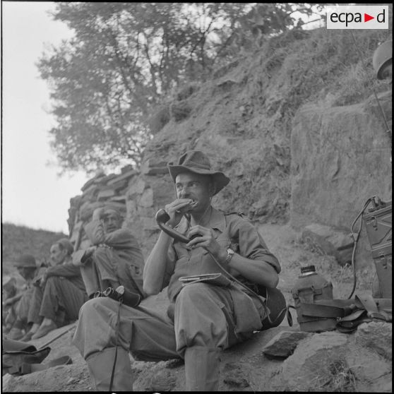 Le 13e RTS et le 91e RI stationnés près du fort national de Tigzirt. [Description en cours]