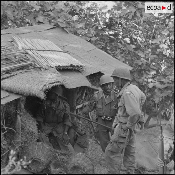 Le 13e RTS et le 91e RI stationnés près du fort national de Tigzirt. [Description en cours]