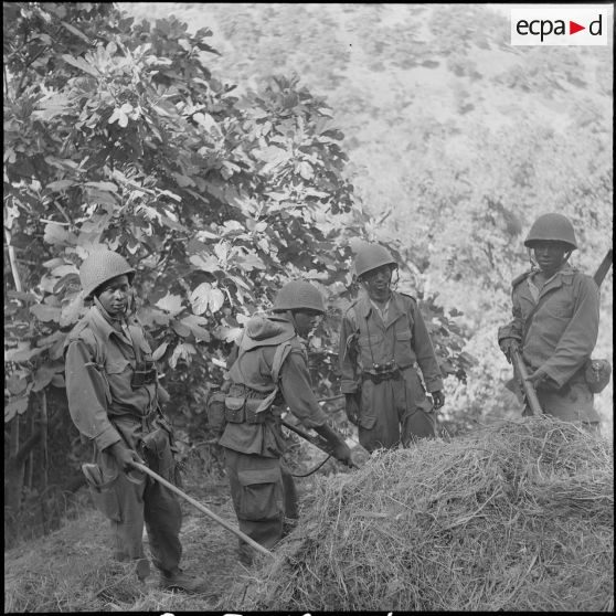 Le 13e RTS et le 91e RI stationnés près du fort national de Tigzirt. [Description en cours]