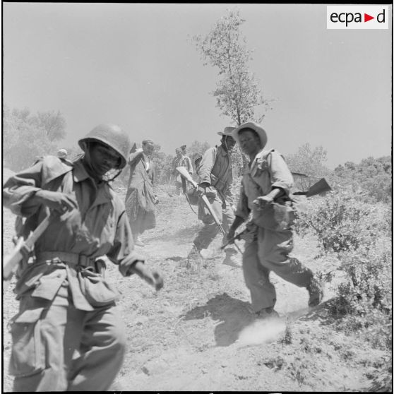 Le 13e RTS et le 91e RI stationnés près du fort national de Tigzirt. [Description en cours]