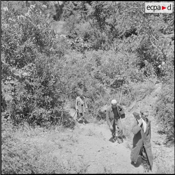 Le 13e RTS et le 91e RI stationnés près du fort national de Tigzirt. [Description en cours]