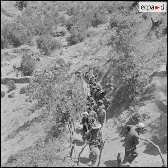 Le 13e RTS et le 91e RI stationnés près du fort national de Tigzirt. [Description en cours]