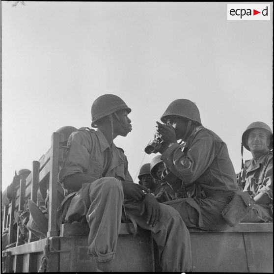 Le 13e RTS et le 91e RI stationnés près du fort national de Tigzirt. [Description en cours]