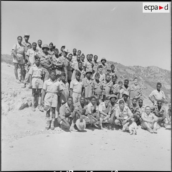 Le 13e RTS et le 91e RI stationnés près du fort national de Tigzirt. [Description en cours]