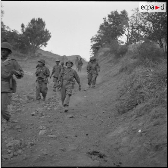 Le 13e RTS et le 91e RI stationnés près du fort national de Tigzirt. [Description en cours]