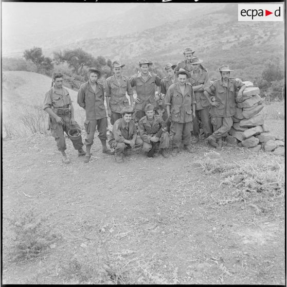 Le 13e RTS et le 91e RI stationnés près du fort national de Tigzirt. [Description en cours]