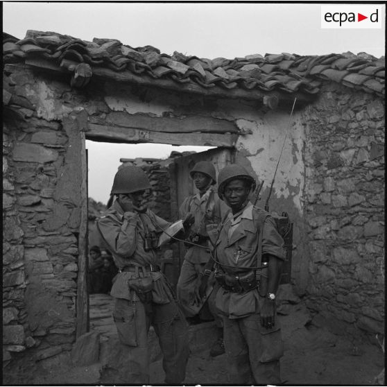 Le 13e RTS et le 91e RI stationnés près du fort national de Tigzirt. [Description en cours]