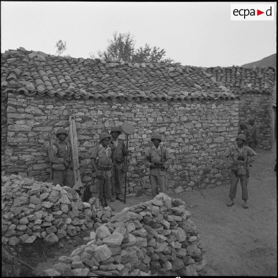 Le 13e RTS et le 91e RI stationnés près du fort national de Tigzirt. [Description en cours]