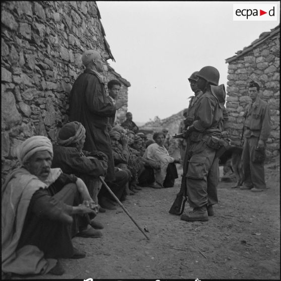 Le 13e RTS et le 91e RI stationnés près du fort national de Tigzirt. [Description en cours]