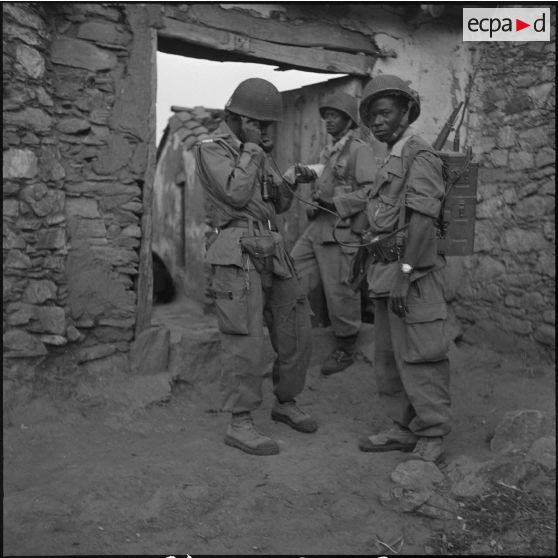 Le 13e RTS et le 91e RI stationnés près du fort national de Tigzirt. [Description en cours]