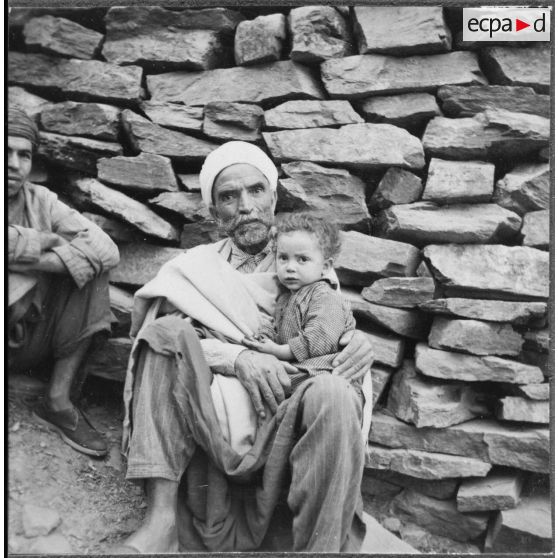 Le 13e RTS et le 91e RI stationnés près du fort national de Tigzirt. [Description en cours]