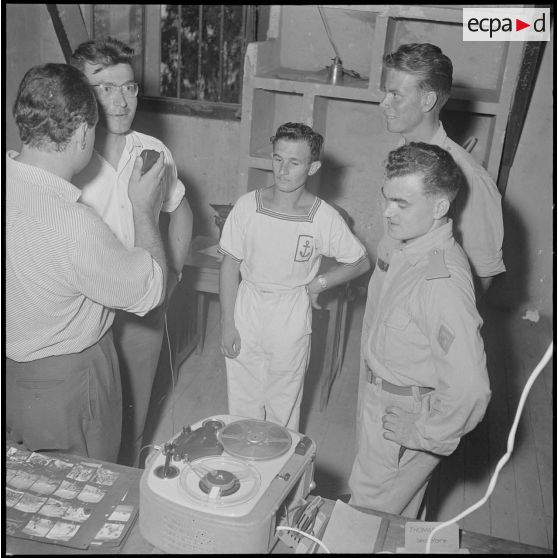 Départ des lauréats du concours Tour de France depuis Alger. [Description en cours]