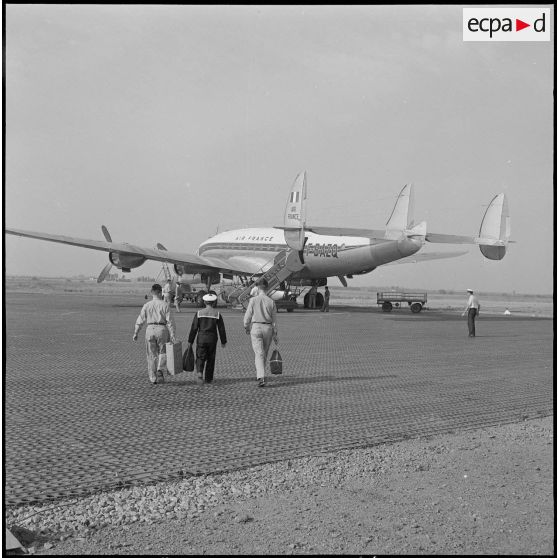 Départ des lauréats du concours Tour de France depuis Alger. [Description en cours]