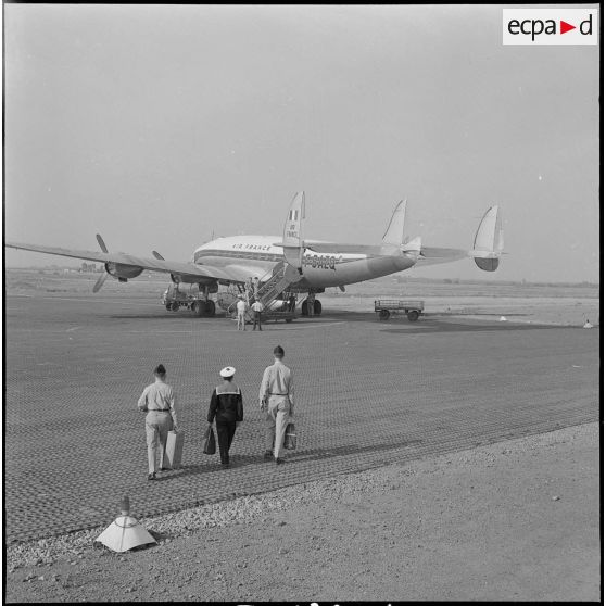 Départ des lauréats du concours Tour de France depuis Alger. [Description en cours]
