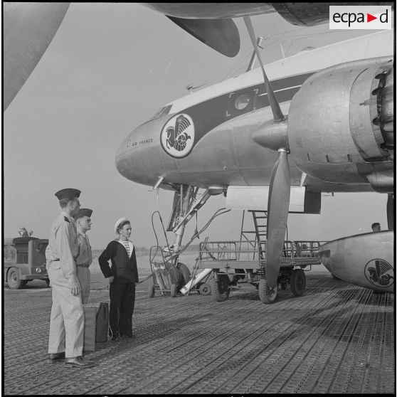 Départ des lauréats du concours Tour de France depuis Alger. [Description en cours]