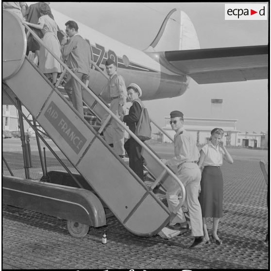 Départ des lauréats du concours Tour de France depuis Alger. [Description en cours]