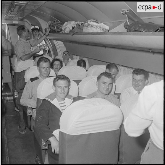 Départ des lauréats du concours Tour de France depuis Alger. [Description en cours]