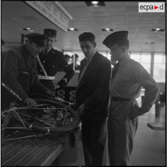 Arrivée à Orly des lauréats du concours Tour de France. [Description en cours]