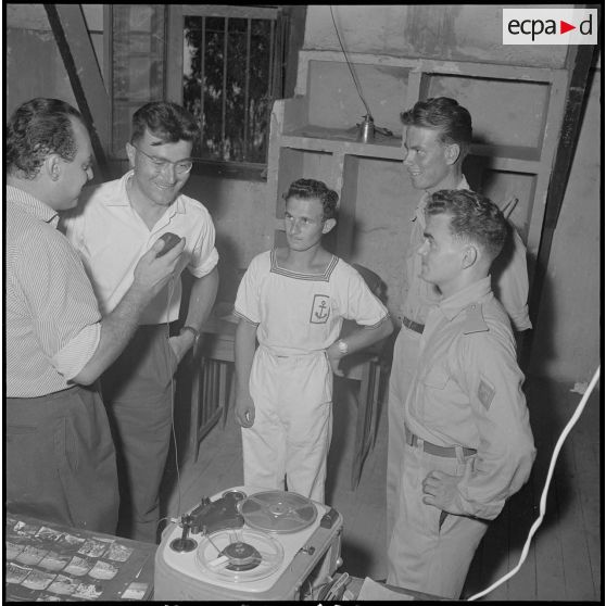 Départ des lauréats du concours Tour de France depuis Alger. [Description en cours]