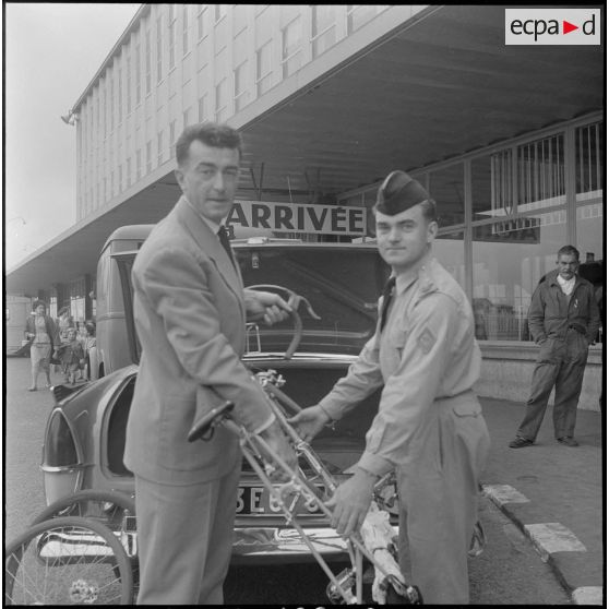 Arrivée à Orly des lauréats du concours Tour de France. [Description en cours]