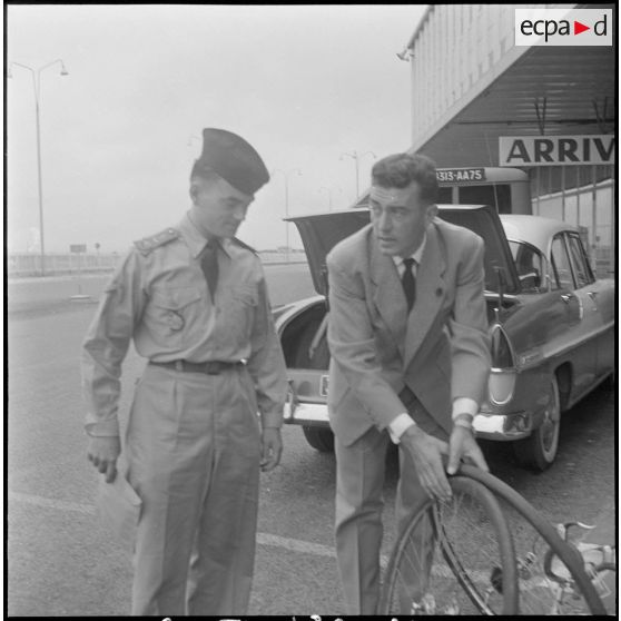 Arrivée à Orly des lauréats du concours Tour de France. [Description en cours]