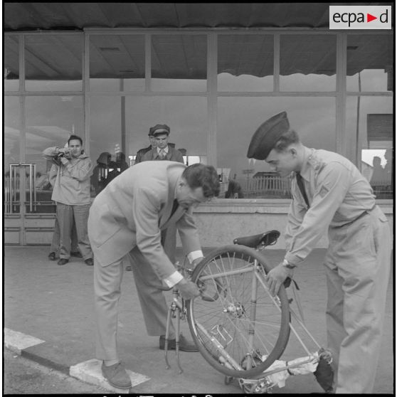 Arrivée à Orly des lauréats du concours Tour de France. [Description en cours]